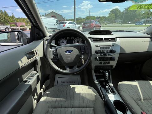 Used 2009 Ford Focus SE FWD image 6