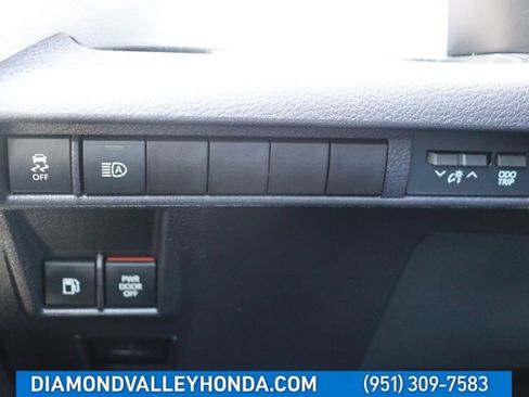Used 2025 Toyota Sienna XLE FWD image 39