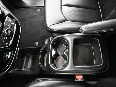 Used 2025 Chrysler Pacifica Select FWD image 15