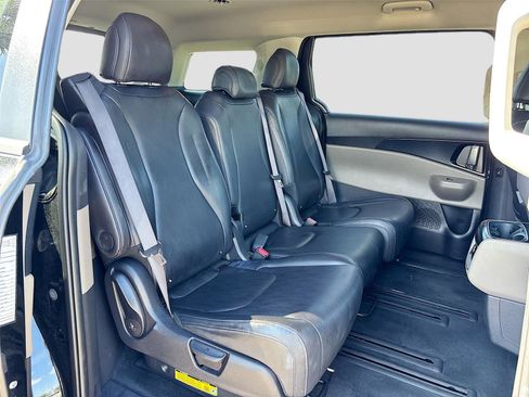 Used 2025 Kia Carnival image 28