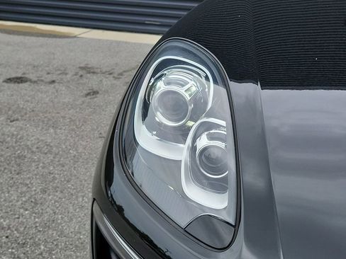 Certified 2018 Porsche Macan AWD/4WD image 15