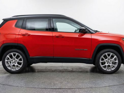 Used 2025 Jeep Compass Limited AWD/4WD image 11