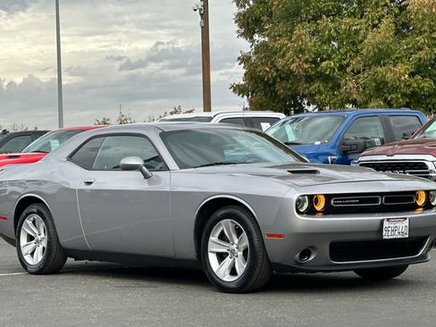 Used 2018 Dodge Challenger SXT image 9