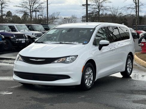 Certified 2022 Chrysler Voyager LX image 3