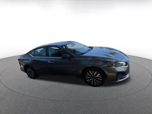 Used 2025 Nissan Altima 2.5 SV FWD image 2