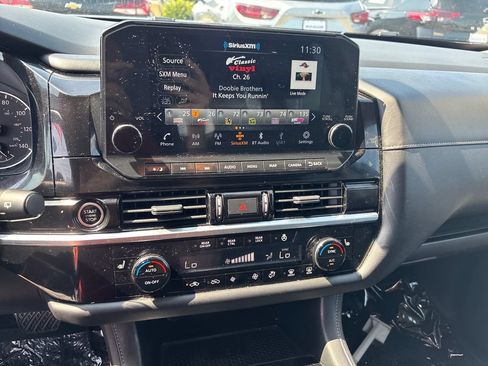 Used 2023 Nissan Pathfinder SL AWD/4WD image 12