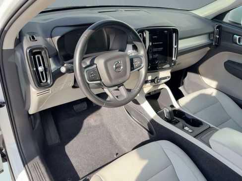 Certified 2021 Volvo XC40 T5 Momentum w/ Climate Package image 4