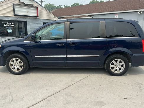 Used 2012 Chrysler Town & Country Touring w/ Entertainment Group #1 FWD image 8