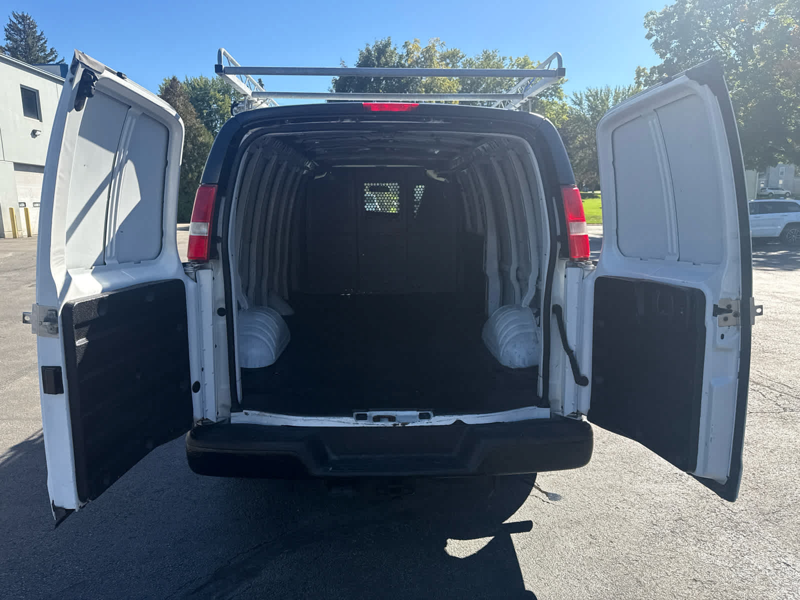 Used 2017 Chevrolet Express 3500 Extended RWD image 14
