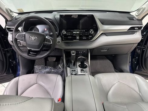 Used 2020 Toyota Highlander Platinum AWD/4WD image 18