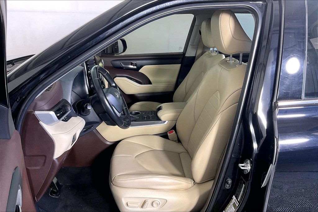Used 2022 Toyota Highlander XLE AWD/4WD image 32