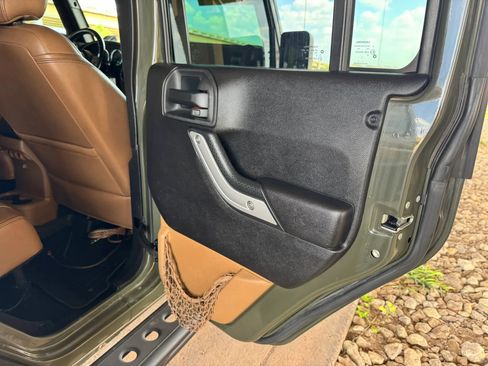 Used 2015 Jeep Wrangler Unlimited Sahara w/ Connectivity Group AWD/4WD image 22