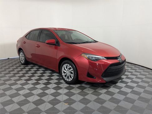 Used 2018 Toyota Corolla LE image 3