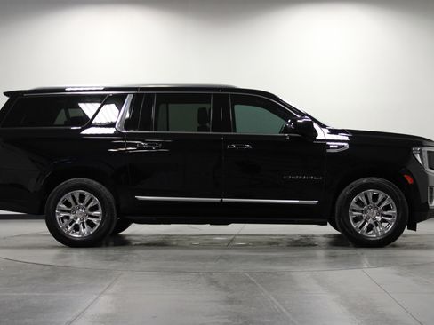Used 2023 GMC Yukon XL Denali image 3