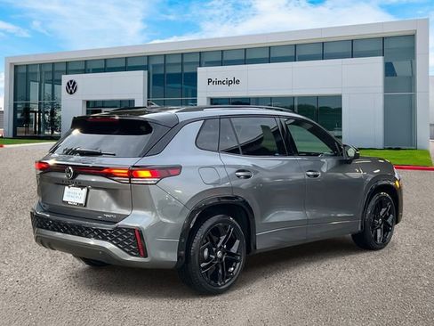 New 2026 Volkswagen Tiguan SE R-Line image 3