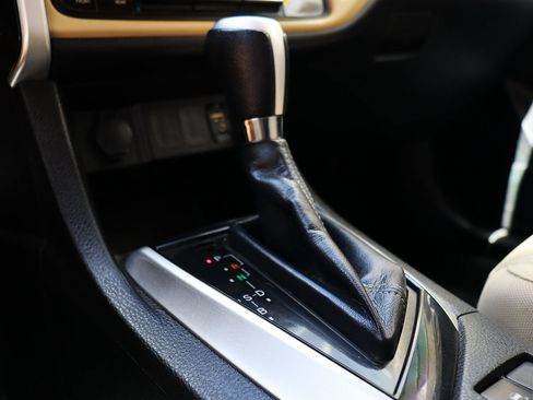 Used 2018 Toyota Corolla LE w/ Carpet Mat Package (TMS) FWD image 49