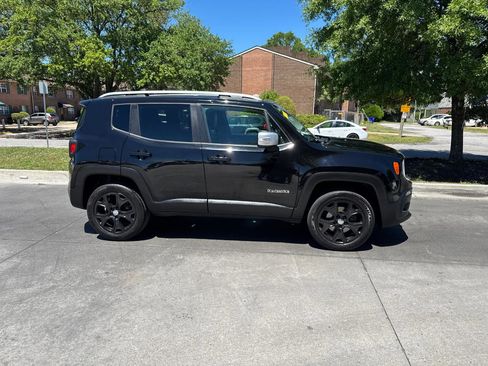 Used 2017 Jeep Renegade Limited AWD/4WD image 3