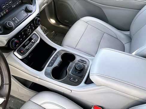 Used 2023 GMC Acadia SLT image 18