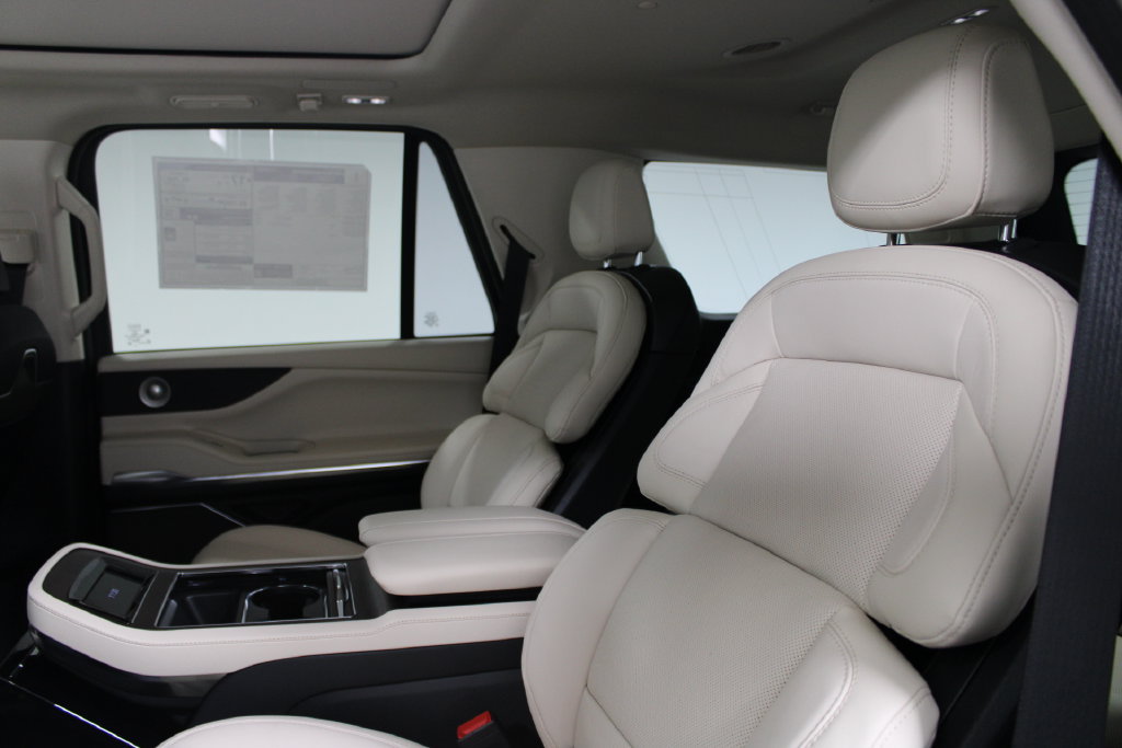 New 2027 Lincoln Navigator Reserve w/ Jet Appearance Package AWD/4WD image 17