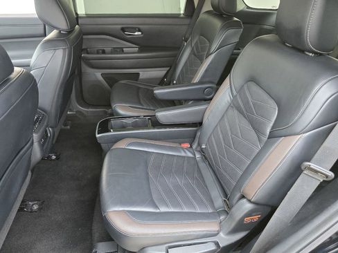 Used 2024 Nissan Pathfinder Platinum image 30