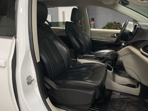 Used 2022 Chrysler Pacifica Touring-L image 29