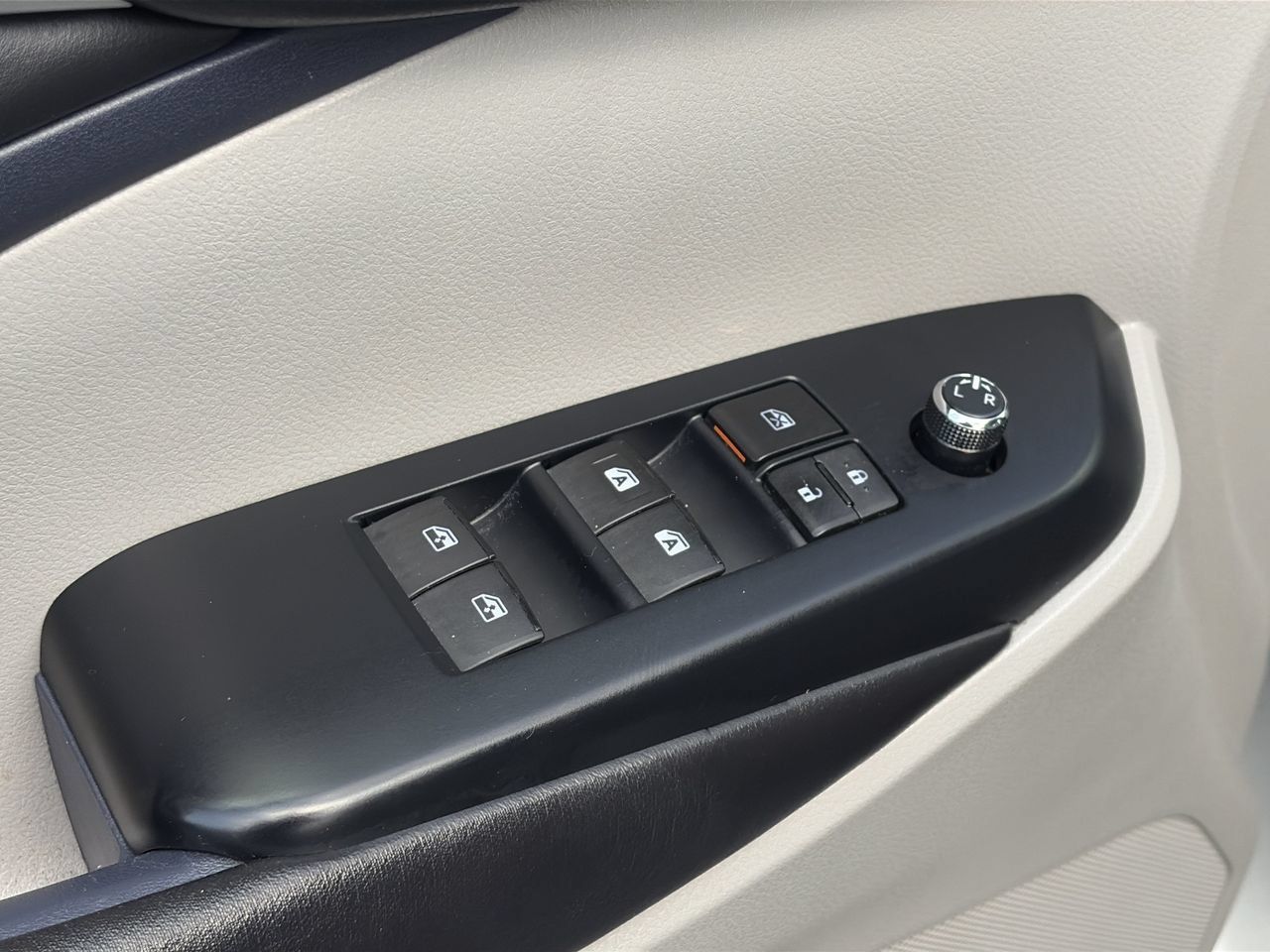 Used 2018 Toyota Highlander XLE FWD image 17