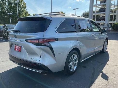 Used 2022 Toyota Sienna Platinum AWD/4WD image 8