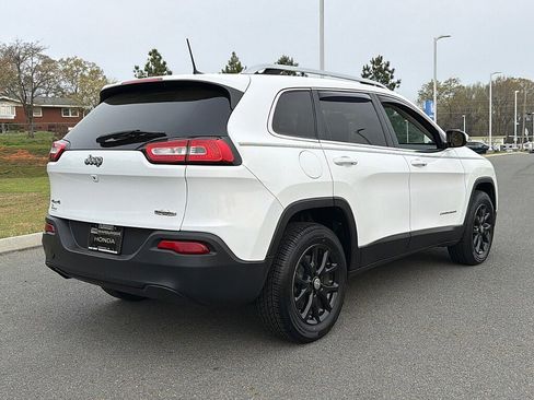 Used 2017 Jeep Cherokee Latitude image 3