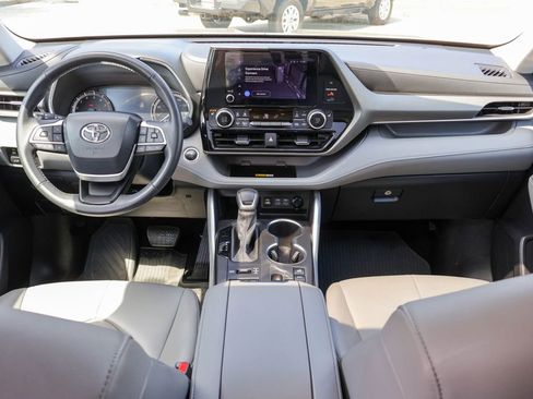 Used 2024 Toyota Highlander XLE image 7