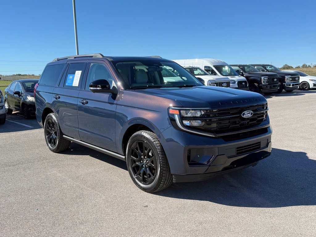 Used 2027 Ford Expedition Platinum RWD image 2