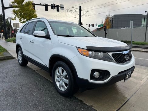 Used 2013 Kia Sorento LX w/ Convenience Pkg image 2