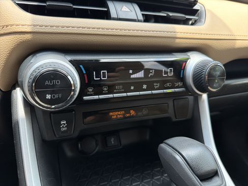 Used 2021 Toyota RAV4 LE AWD/4WD image 8
