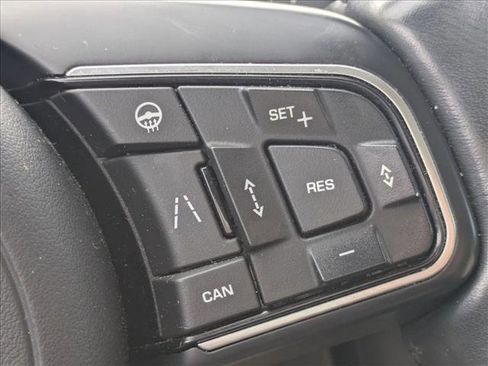 Used 2019 Jaguar F-PACE Premium image 15