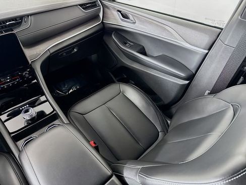 Used 2024 Jeep Grand Cherokee L Limited w/ Black Appearance Package image 23