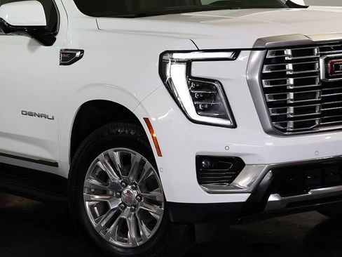Used 2025 GMC Yukon XL Denali AWD/4WD image 8