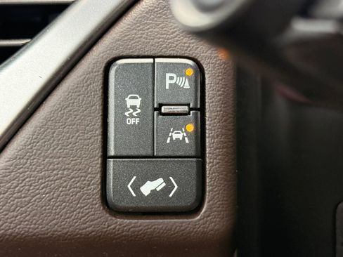 Used 2018 Chevrolet Suburban LT RWD image 30