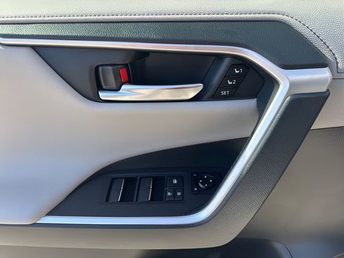 Used 2019 Toyota RAV4 Limited image 27