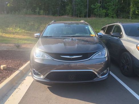 Used 2018 Chrysler Pacifica Limited w/ Tire & Wheel Group FWD image 4