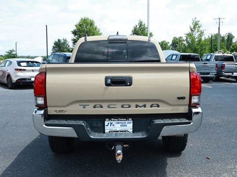 Used 2018 Toyota Tacoma SR5 RWD image 7
