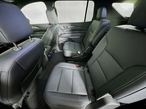 Used 2025 Chevrolet Traverse LT image 28