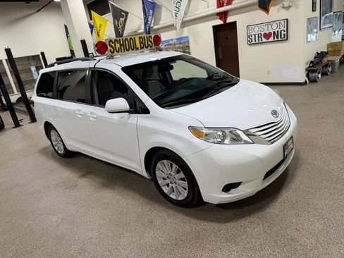 Used 2015 Toyota Sienna LE AWD/4WD image 13