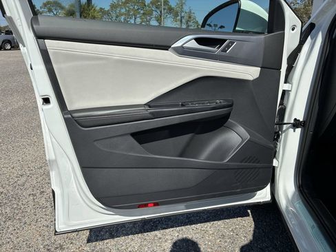 New 2026 Volkswagen Taos SE image 18