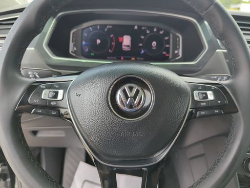 Used 2020 Volkswagen Tiguan SEL AWD/4WD image 46