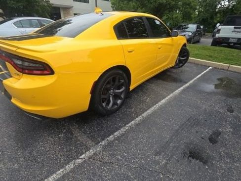Used 2017 Dodge Charger R/T w/ Plus Group RWD image 3