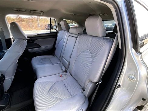 Used 2022 Toyota Highlander LE image 19