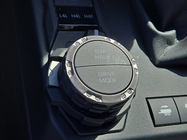 Used 2025 Toyota 4Runner Limited w/ Tow Technology Package AWD/4WD image 11