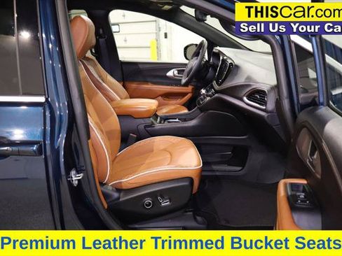 Used 2025 Chrysler Pacifica Pinnacle FWD image 32
