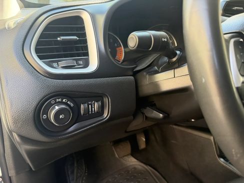 Used 2021 Jeep Renegade Latitude FWD image 25