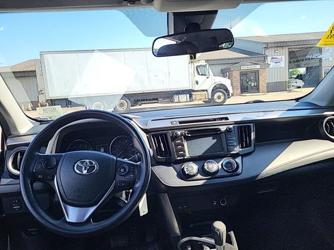 Used 2017 Toyota RAV4 LE AWD/4WD image 9