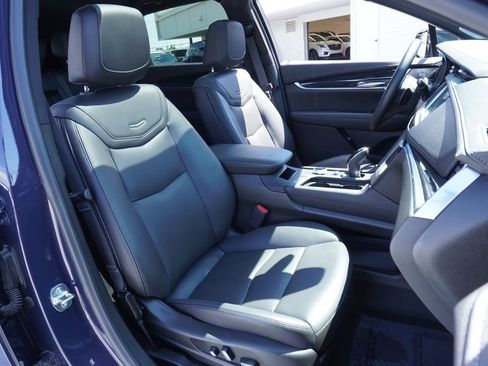Used 2025 Cadillac XT5 Premium Luxury image 12